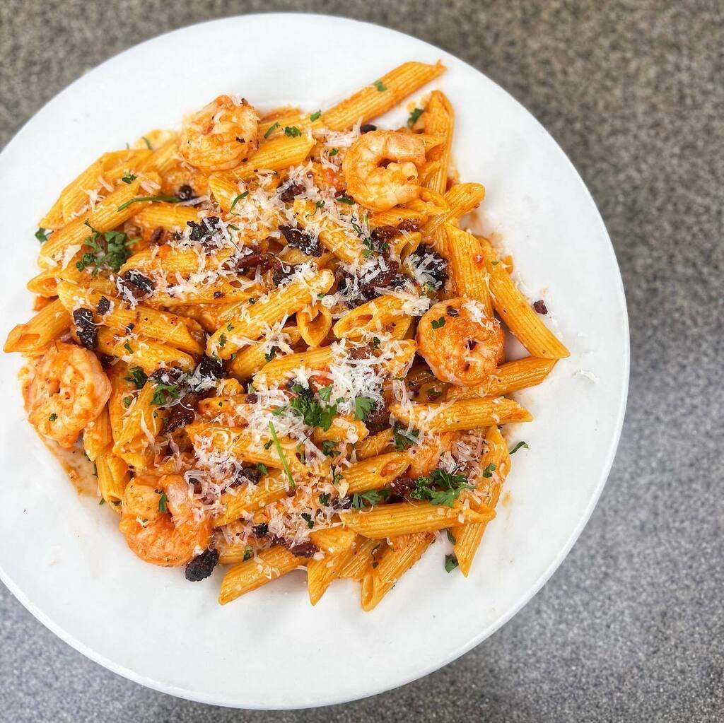 You asked, we delivered! You can now find our most highly requested dinner feature on our daily menu starting today! 🍤🔥

Vodka Shrimp Pasta - Sauteed shrimp with rigatoni pasta tossed in a spicy creamy vodka sauce, topped with parsley, candied bacon,… instagr.am/p/Curze86rNnU/
