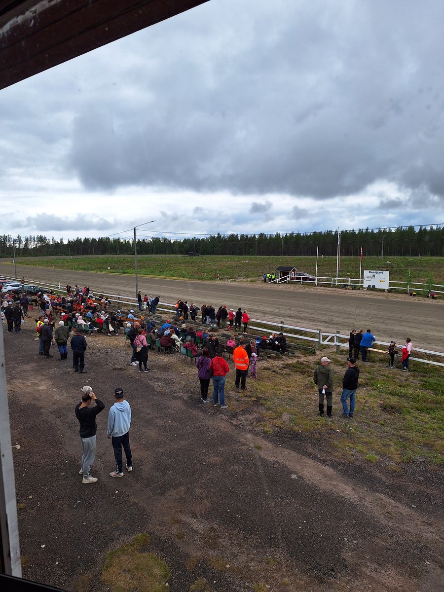 Täällä ollaan kotikisoissa Kemijärvellä! Mahtava ravi-ilta käsillä. Hyppää kyytiin, 3.lähdön jälkeen ponikoitos Eemeli vs. Eerika 😁 #ravit #kesäravit