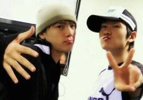 Wolfberry8644's tweet photo. 15살 연습생 무렵 그저 꿈 하나를 쫓아 뛰어든 낯선 사회에서 같은 곳을 바라보던 동갑내기 연습생을 넘어 같은 팀 동료..그리고 듣기만 해도 섭섭해서 눈물 맺혀했던 일적인 사이와 장난처럼 시작했던 단 둘뿐인 유닛 활동 그리고 이젠 (사업)파트너…
사실상 소설보다 더 소설인 D&amp;E의 서사 https://t.co/m8rJRsuQMq