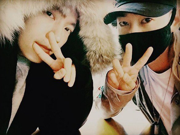 Wolfberry8644's tweet photo. 15살 연습생 무렵 그저 꿈 하나를 쫓아 뛰어든 낯선 사회에서 같은 곳을 바라보던 동갑내기 연습생을 넘어 같은 팀 동료..그리고 듣기만 해도 섭섭해서 눈물 맺혀했던 일적인 사이와 장난처럼 시작했던 단 둘뿐인 유닛 활동 그리고 이젠 (사업)파트너…
사실상 소설보다 더 소설인 D&amp;E의 서사 https://t.co/m8rJRsuQMq