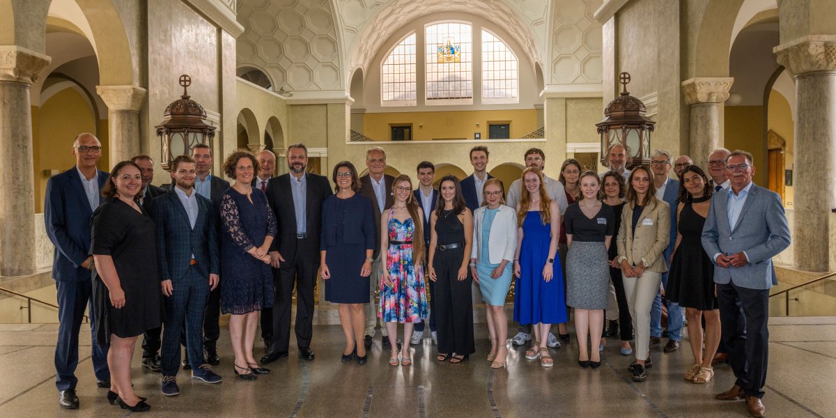 Heute hat die <a href="/unigesellschaft/">Münchener Universitätsgesellschaft e.V.</a> am "Tag für gute Lehre" der <a href="/LMU_Muenchen/">Universität München</a> 1 Preis für innovative Lehre und 5 Forschungspreise an junge Wissenschaftler/innen vergeben - ein Beitrag zum Kernanliegen der MUG, der Förderung von Forschung und Lehre an der LMU.
lnkd.in/ebzKARTv