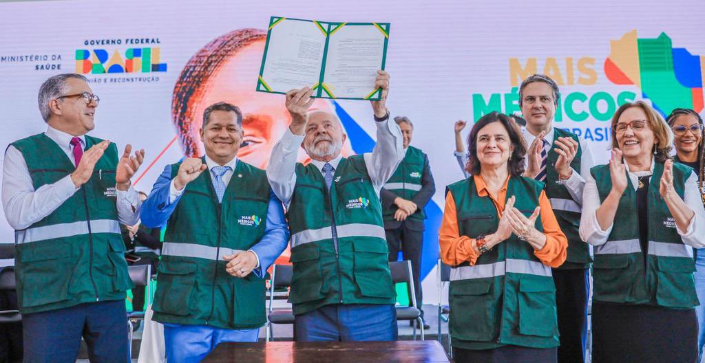 LulaOficial's tweet photo. A volta do Mais Médicos é algo extraordinário para o país. O SUS não é apenas grande, é o melhor sistema de saúde pública que um país com mais de 100 mil habitantes tem. Se alguém tinha alguma dúvida sobre o SUS, a pandemia nos mostrou a importância e dedicação dos nossos profissionais. E a saúde pode contar com investimentos do nosso governo. 

📸: @ricardostuckert