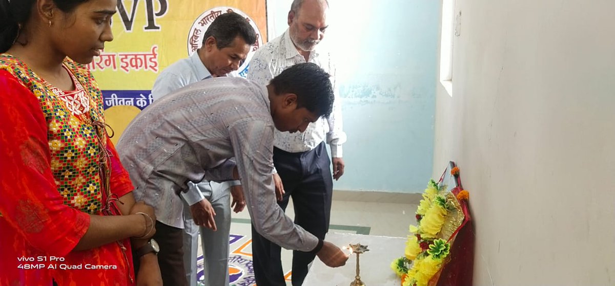abvpcg's tweet photo. राष्ट्रीय विद्यार्थी दिवस के निमित्त तिल्दा जिले के आरंग इकाई में चित्रकला पेंटिग प्रतियोगिता का आयोजन किया गया जिसमें मुख्य अतिथि राधा कृष्णा विद्या मंदिर आरंग के प्राचार्य श्री अशोक ठाकुर जी एवं प्रदेश मंत्री श्री @CGManojVaishnav जी उपस्थित रहे।
#ABVP75 https://t.co/ZMFRbyjZgH