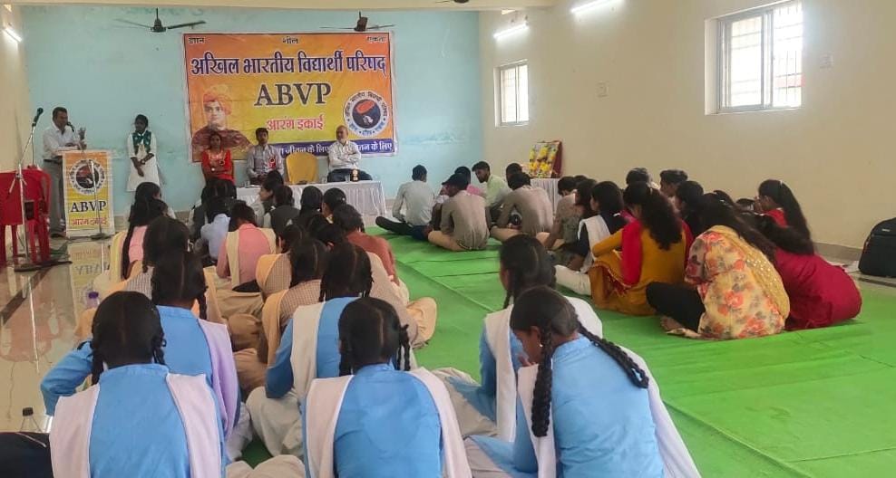 abvpcg's tweet photo. राष्ट्रीय विद्यार्थी दिवस के निमित्त तिल्दा जिले के आरंग इकाई में चित्रकला पेंटिग प्रतियोगिता का आयोजन किया गया जिसमें मुख्य अतिथि राधा कृष्णा विद्या मंदिर आरंग के प्राचार्य श्री अशोक ठाकुर जी एवं प्रदेश मंत्री श्री @CGManojVaishnav जी उपस्थित रहे।
#ABVP75 https://t.co/ZMFRbyjZgH