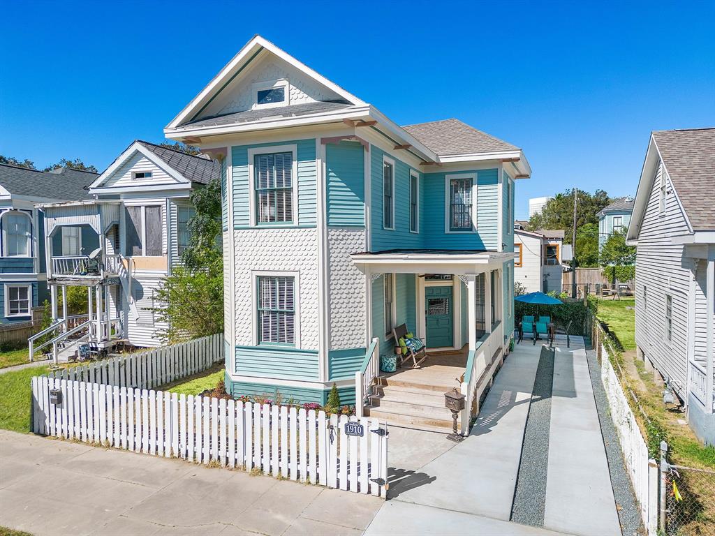 TheRichardsonPG's tweet photo. See what this home has to offer! Contact me for a showing today. #homesforsale #realestate  https://t.co/ue2JaZGKAk https://t.co/vP9cKWZoAu