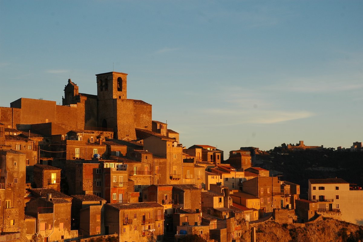BorghiPiuBelli's tweet photo. Il fascino dei #borghi avvolti da un'atmosfera quasi mistica quando arriva la #goldenhour...
๐ท il #borgo di #Calascibetta
#14luglio #borghi #Italia #Italy #Sicilia #Sicily #tramonti
https://t.co/Vc0Klo1Xl9 https://t.co/Snd5wFFlLJ