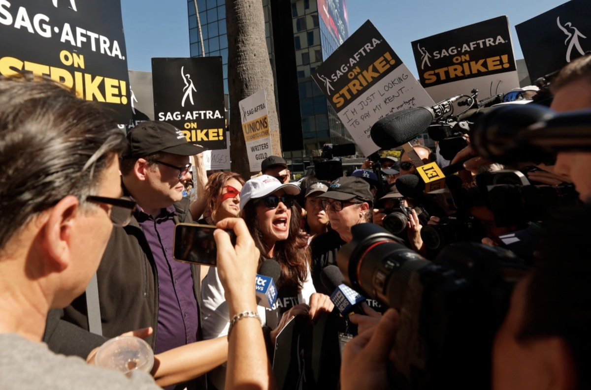 DEADLINE's tweet photo. SAG-AFTRA President Fran Drescher out for Day 1 of the #ActorsStrike at Netflix in LA

📸 Getty https://t.co/1VY1xukTPr