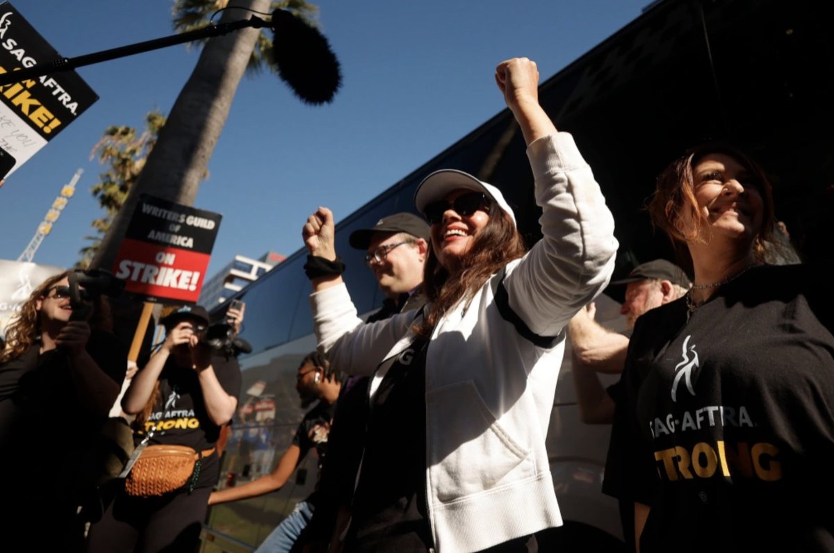 DEADLINE's tweet photo. SAG-AFTRA President Fran Drescher out for Day 1 of the #ActorsStrike at Netflix in LA

📸 Getty https://t.co/1VY1xukTPr