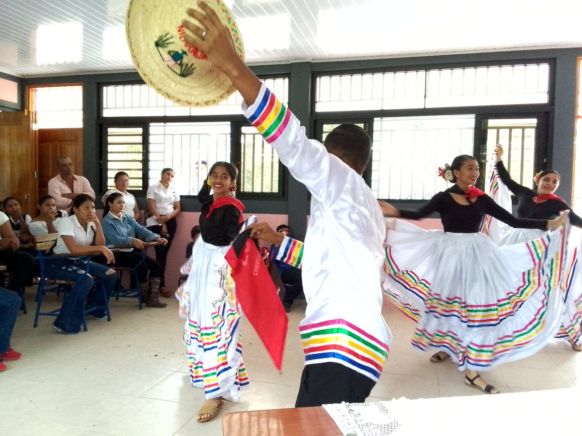 El día de ayer inauguramos la escuela rural "La Mantequilla" en el municipio de Morrito. Nuestro buen gobierno Sandinista sigue cumpliendo a las familias la ratificación y restitución del derecho. <a href="/salvadorVang/">Salvador Vanegas G</a> <a href="/minednicaragua/">Ministerio de Educación Nicaragua</a> <a href="/ArnoldoRocha7/">Arnoldo Rocha</a>