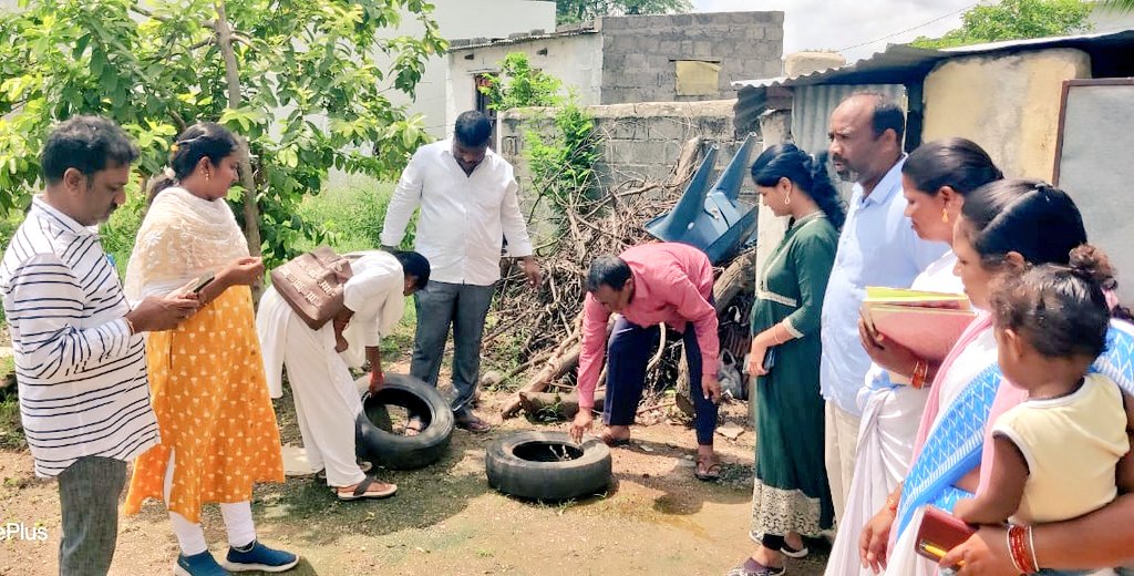 SRINATH_BRS's tweet photo. ఇల్లంతకుంట మండలం వంతడుపుల గ్రామంలో డాక్టర్ శరణ్య గారితో కలిసి ఇల్లంతకుంట మండల వైస్ ఎం.పి.పి  శ్రీనాథ్ గౌడ్ శుక్రవారం నాడు ఫ్రై డే - డ్రై డే కార్యక్రమం లో భాగంగా ఇంటింటికీ తిరిగి నీళ్ళు నిల్వ వుండకుండ,వర్షాకాలం లో ఇంటి పరిసరాలను పరిశుభ్రంగా ఉంచుటకు పలు సూచనలు చేశారు
@BRSHarish https://t.co/oZMso6aQ0q
