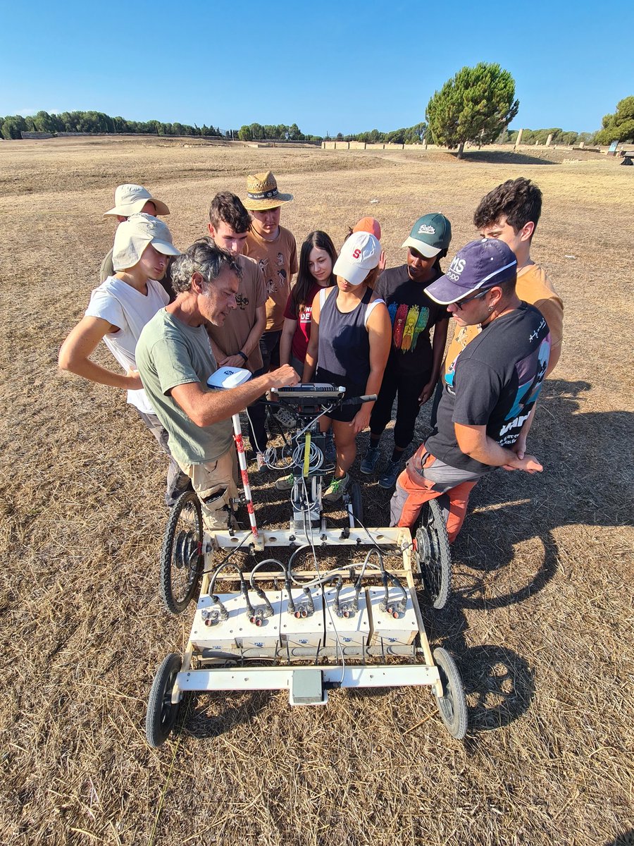 SOTPROSPECTION's tweet photo. 77è Curs d’Arqueologia d’Empúries. Un año más impartiendo clases teóricas y prácticas. Siempre un placer! https://t.co/3D6LrHCgoQ