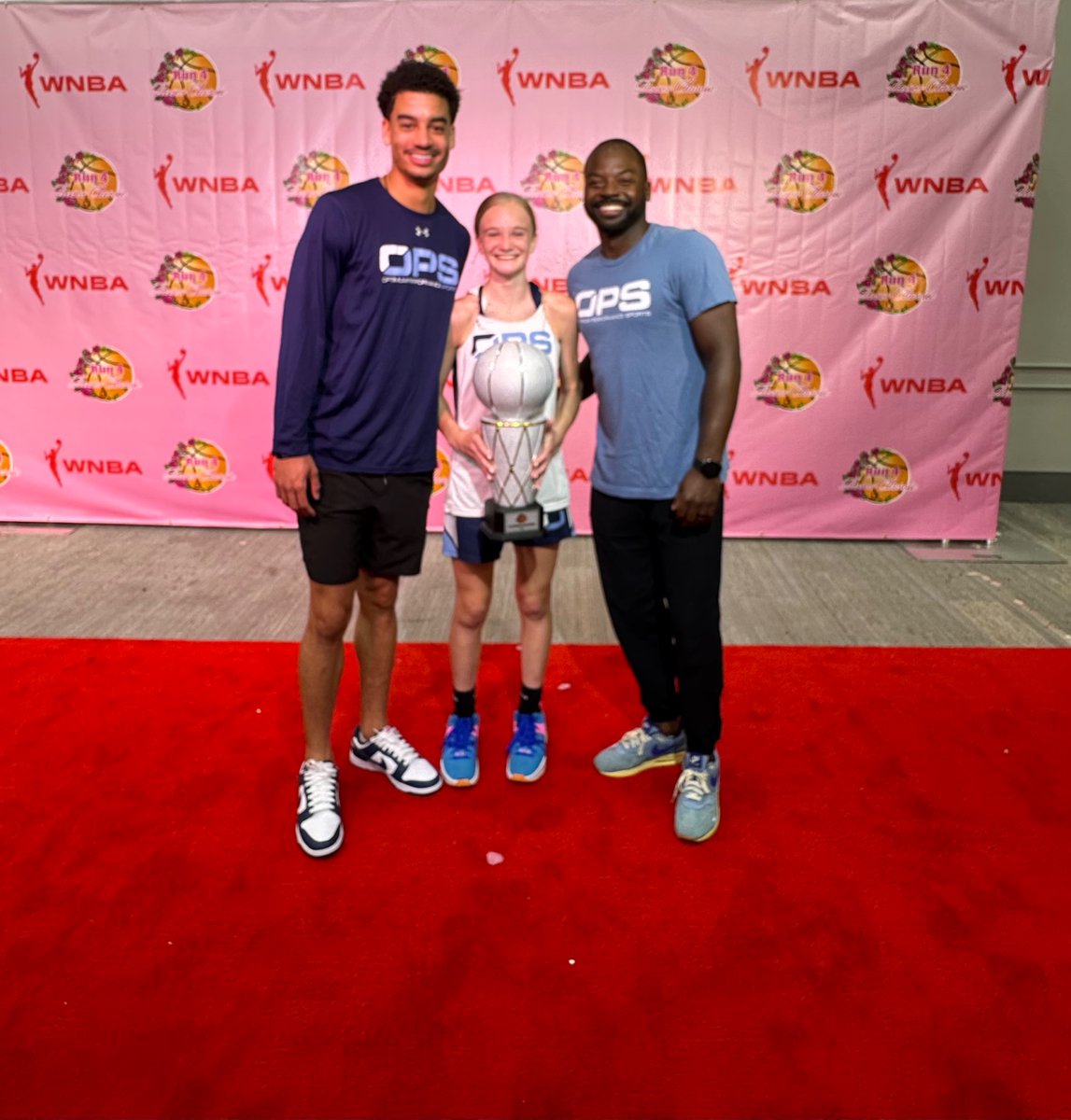 MrsD_BHMSD's tweet photo. Last weekend was full of basketball @TFNsRun4Roses in Louisville and these girls did not disappoint! Walked away being champs of the 2027 division 🏆 Thanks @JustinJordan012 &amp; @dbayy for coaching these girls up, time, and dedication. https://t.co/ANi9KR01ZS