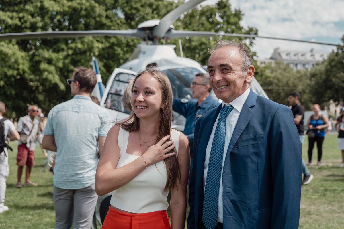 ZemmourEric's tweet photo. Heureux de rencontrer des Français fiers de nos armées. Vive le #14Juillet ! 🇫🇷 https://t.co/R6QT68Wn6h
