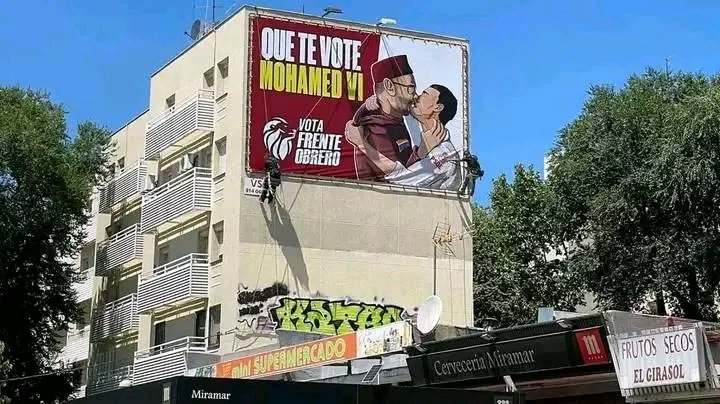 ✓ الجدارية التي تم وضعها اليوم في إسبانيا 😏
أولاد بوسبير ، في مملكة البرتوش ولا واحد تجرأ و ندد أو تحدث على هاته الإهانة لسيدهم المبين في الصورة و علم 🌈 ظاهر عليه هههه
العياشة يعرفوا يسبوا الجزائر فقط ، واسيادهم الاسبان لا ،تخباو كي الفئران 🐭#المغرب_أضحوكة_العالم #إسبانيا