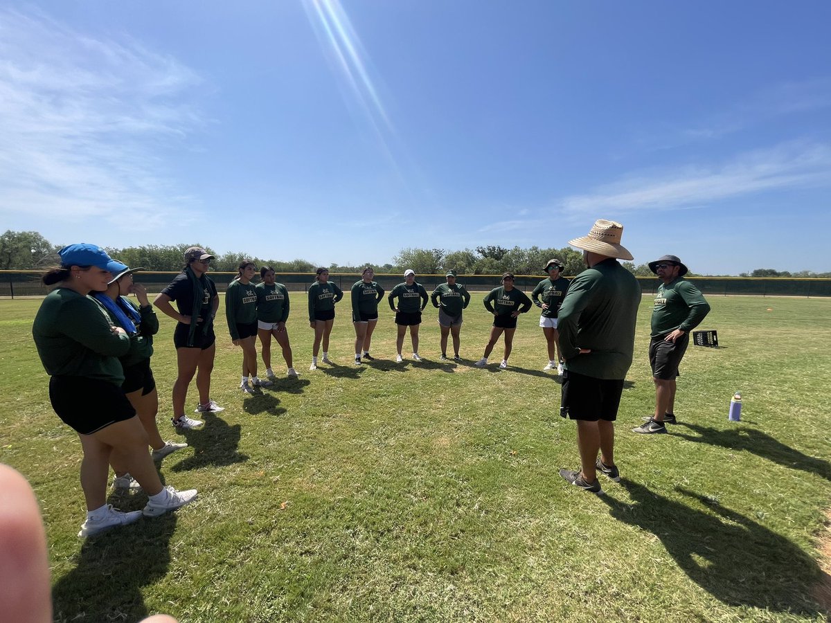 Mchs__Softball's tweet photo. 2023 🥎 camp was a success!! Big thank you to the campers, their parents, volunteer coaches, Cowboy softball parents, HISD community and our very own McCollum High School softball coaching staff!!.  So nice to see some future cowboys 💚🥎🤠 looking forward to the Spring!! https://t.co/0x94kVYjDg