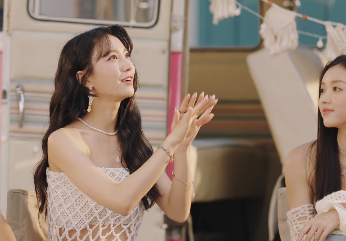 i am here to stir things up again cause look at how yooa looks at bae yubin while she talks 🥺