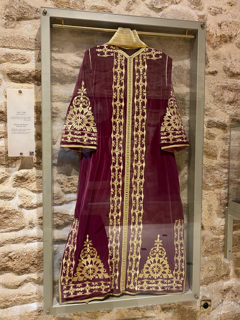 kaftanstories's tweet photo. I visited " Bayt Al Dakira" earlier and photographed this gorgeous Caftan made of gold thread embroidery ( Ntaa ). It was originally worn for a MIMOUNA event in early 20th century https://t.co/kkfZMx8yAS