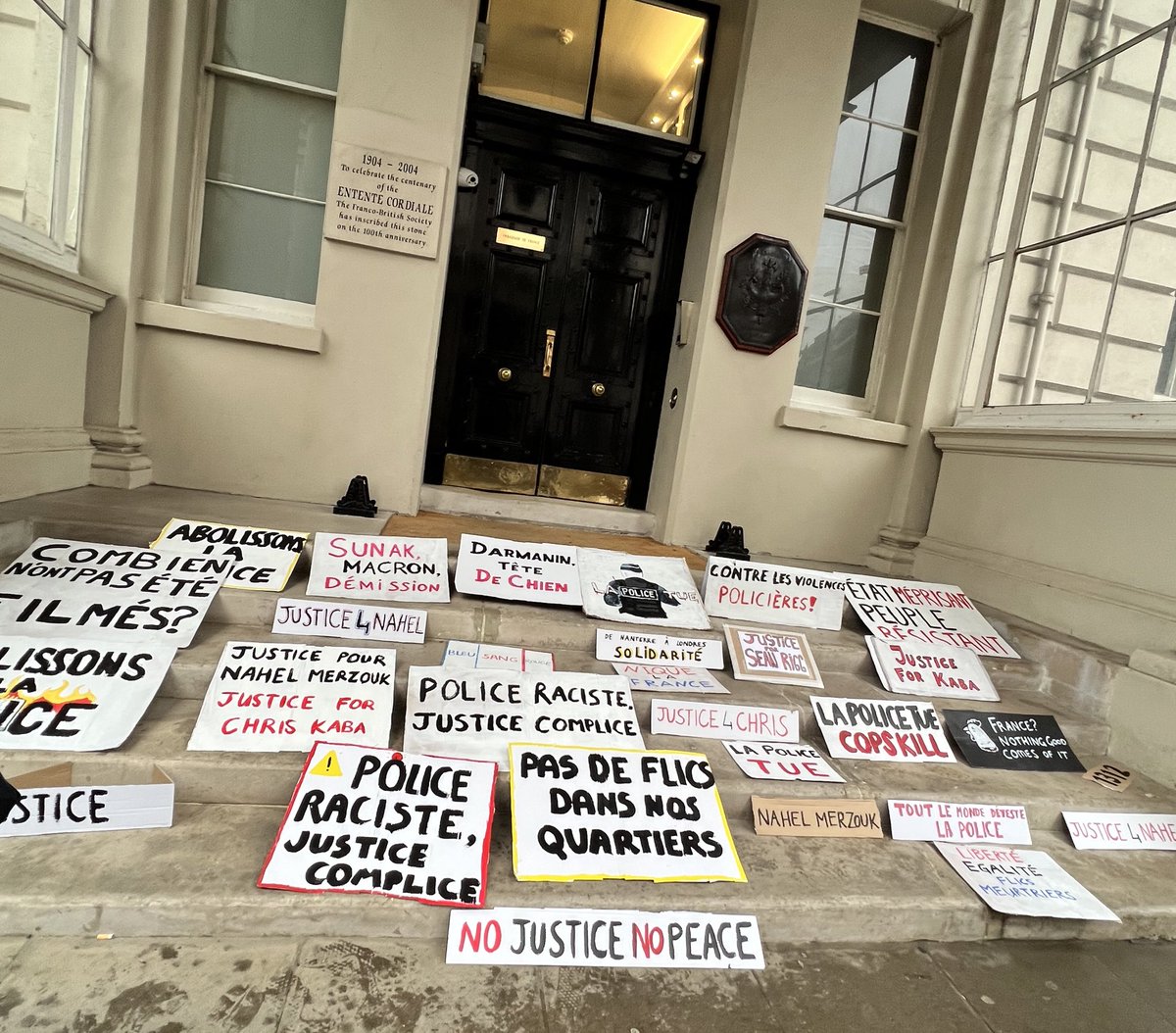 Placards outside the French embassy in London against systemic police violence and racism in France. Solidarity with the resistance in the banlieues. ✊🏾
#JusticePourNahel #JusticePourAdama 

@ukblm