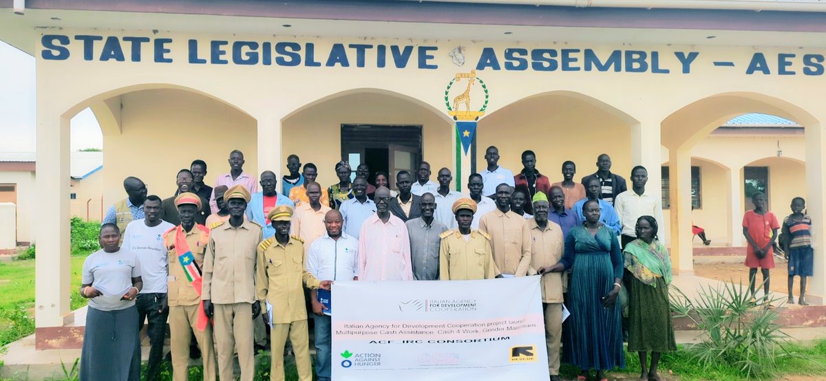 ACF_SouthSudan's tweet photo. 📣 Exciting news! @ACF_SouthSudan launched the AICS project, strengthening resilience in crisis-affected areas of Northern Bahr El Ghazal. Through cash assistance, Cash for Work &amp; disaster risk reduction with gender mainstream, we're making a positive impact. Together, we can. https://t.co/He7X0PtIqP