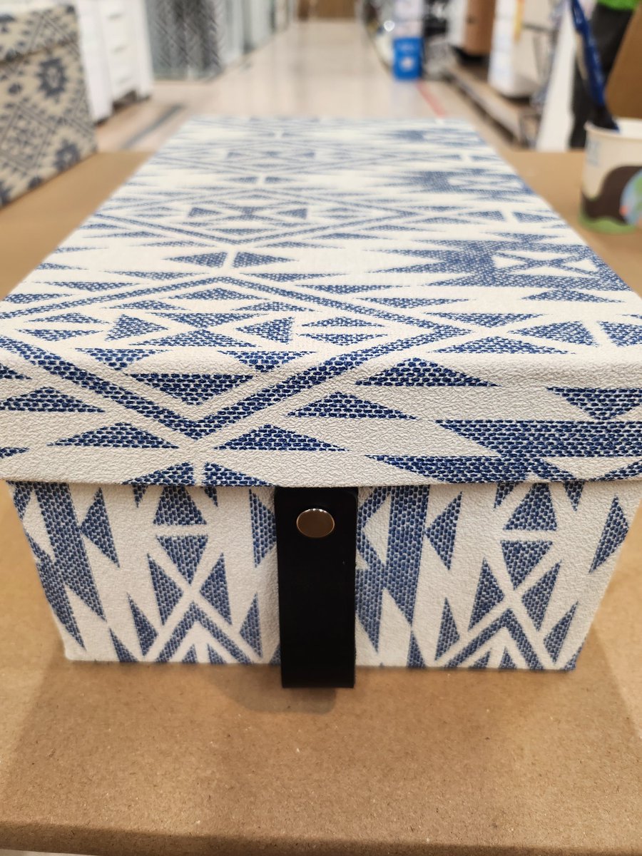 alice_va's tweet photo. Magnífico taller para reciclar cajas de cartón. Estupendo trato y gran equipazo. Que alegría que haya vuelto #lanochedelostalleres #tiendasLeroyMerlin #LeroyMerlinSalamanca https://t.co/jJkKTkD3jA