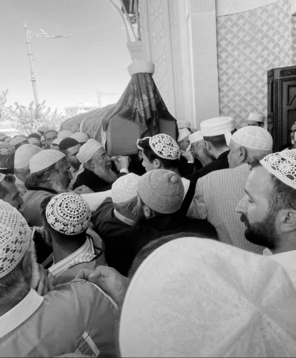 menzil_li's tweet photo. Bu tabloyu unutma hey gönül bu dünyadan bir yar geçti bir Sevda yenilendi Aşkın adı Saki oldu Acının adı Gavs.
#menzil #Gavs #haşemierol https://t.co/T50eOw691D