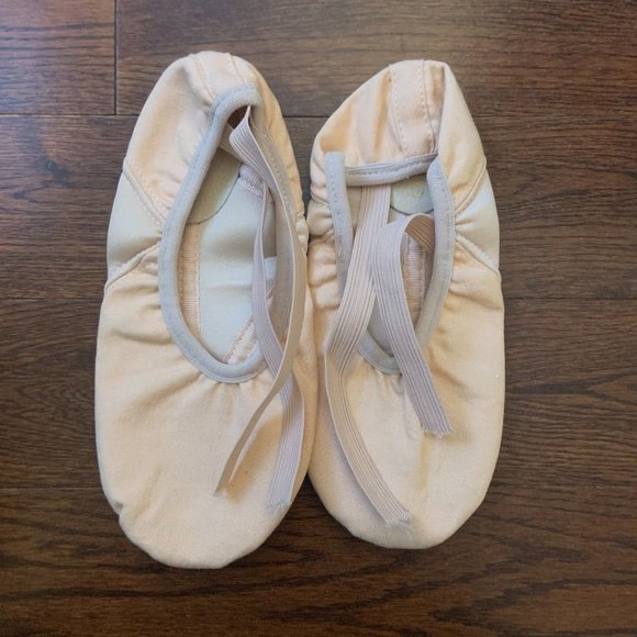 LyNaty2's tweet photo. So good I had to share! Check out all the items I'm loving on @Poshmarkapp #poshmark #fashion #style #shopmycloset #spiritualgangster #repetto: https://t.co/YBtHvTa6ei https://t.co/GpCRV5KvTe