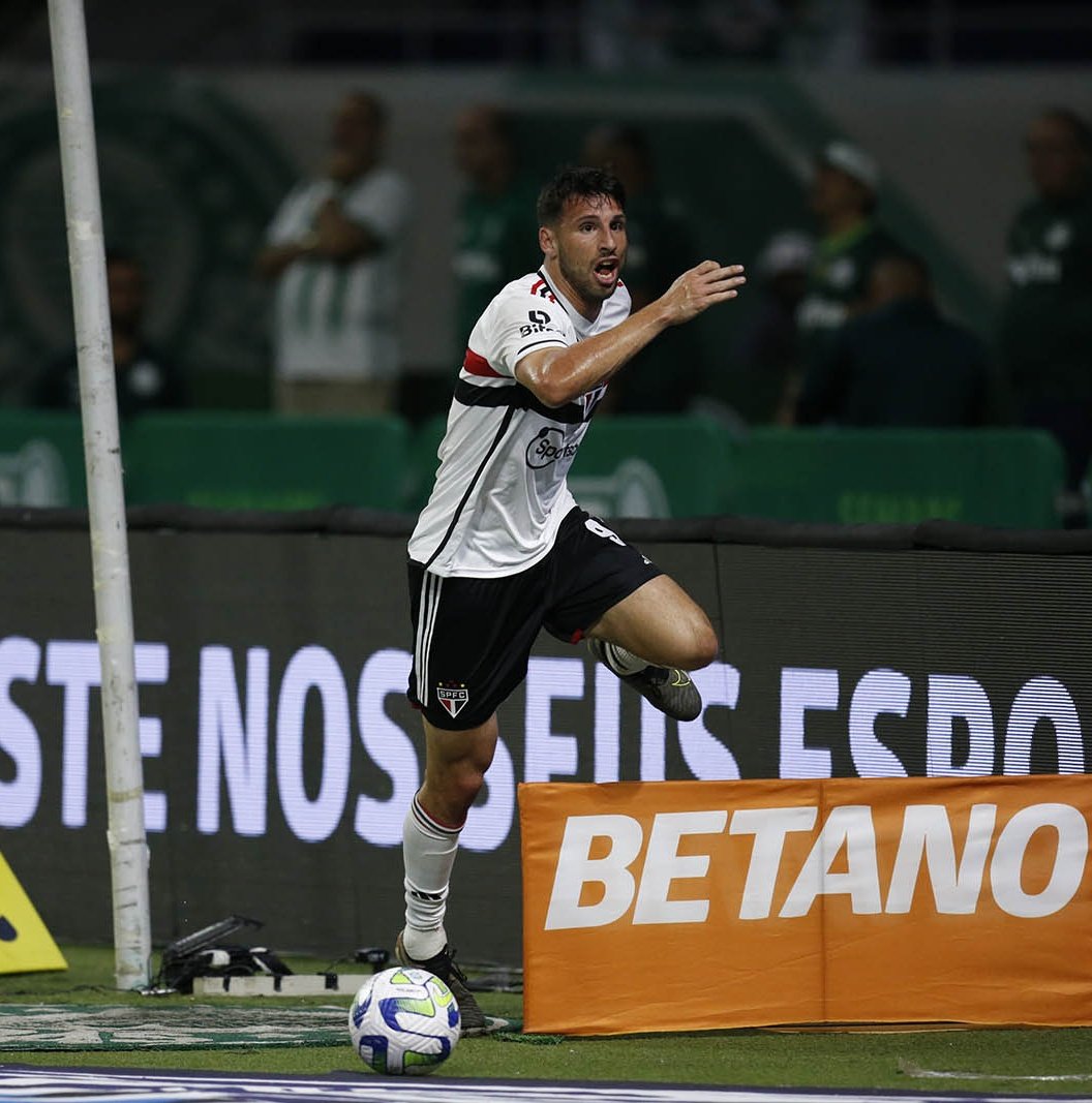 🎙️ Jonathan Calleri sobre Dorival Júnior: "A gente gosta muito do Dorival. Confiamos na palavra dele. Quando ele chegou todos falavam que seria um passo atrás. Ele veio e falou nos olhos de cada um que confiava em nós e via que podia ser campeão aqui. A gente olhou e pensou: