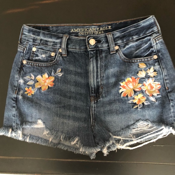 Penelope_Kol's tweet photo. So good I had to share! Check out all the items I'm loving on @Poshmarkapp #poshmark #fashion #style #shopmycloset #christianlouboutin #candies #americaneagleoutfitters: https://t.co/GEI2oU7tim https://t.co/vUmiXdpb02