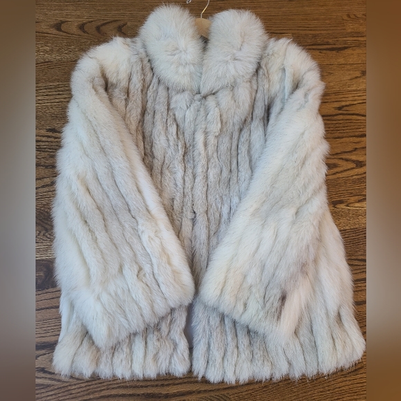 ReaneeRecycled's tweet photo. So good I had to share! Check out all the items I'm loving on @Poshmarkapp #poshmark #fashion #style #shopmycloset #nike #sagafurs: https://t.co/fhhKGTYD9H https://t.co/DGUVsFQ2is