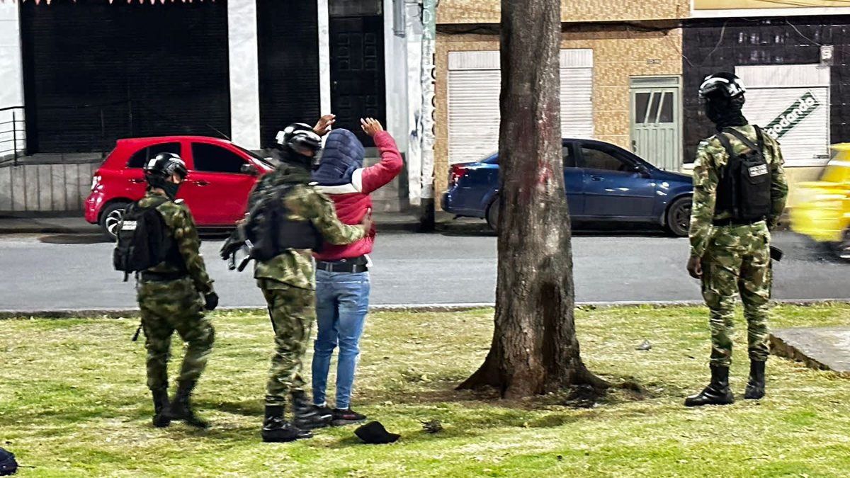 AndresPB1981's tweet photo. Seguimos con nuestro #PlanParques de la mano de @Ejercito_Div3 #BASPC23 y @PoliciaPasto y los componentes de @GobiernoPasto y @DAEP_Pasto.
✅Esta vez estuvimos en 13 parques de #LaGranCapital.
• Chambú
• La Minga
• Miraflorez
• Lorenzo
• Villa Flor
• Santa Mónica
• Bolívar
• Santiago
• Rumipamba
• La aurora
• Infantíl
• Paraná
• Las Piedras
✅Realizamos las siguientes acciones:
▪ 95 Requisas
▪ 1 Arma Blanca Incautada
▪90 verificaciones de antecedentes
▪ 19 papeletas de estupefacientes (Marihuana) y pipas de consumo.
▪ 20 vendedores de bebidas artesanales ilegales retirados de Parque Infantíl, Santiago y Rumipamba.
Queremos devolver los parques a las familias 👨👩👦👦, adultos mayores 👴👵, mascotas 🐕🐩 y a los vecinos del sector.
¡Que buena nota!
@alcaldiapasto
@GERMANCHAMORRO1
@carlosbastidast
@Ejercito_Div3
@PoliciaPasto