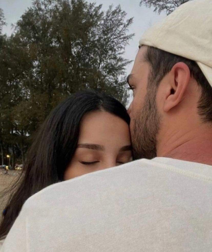 ثم عانقها ،
و قال لها : لو تخطئين ألف مرة ...
لن اتركك لغيري ..!!❤️