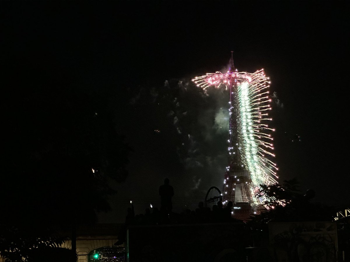 Analo_Geek's tweet photo. Un Grand-Cou dans #Horizon 😛
#FeuxdArtifice #14Juillet #Paris #TourEiffel https://t.co/06rn8ahkkt