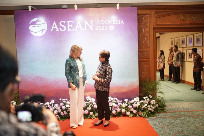 La ministre Joly a remercié son homologue de l’Indonésie, Retno Marsudi, d'avoir été un hôte fantastique et une grand amie du Canada. Le Canada soutient fermement l’ANASE et remercie l'Indonésie pour son leadership à cet égard.