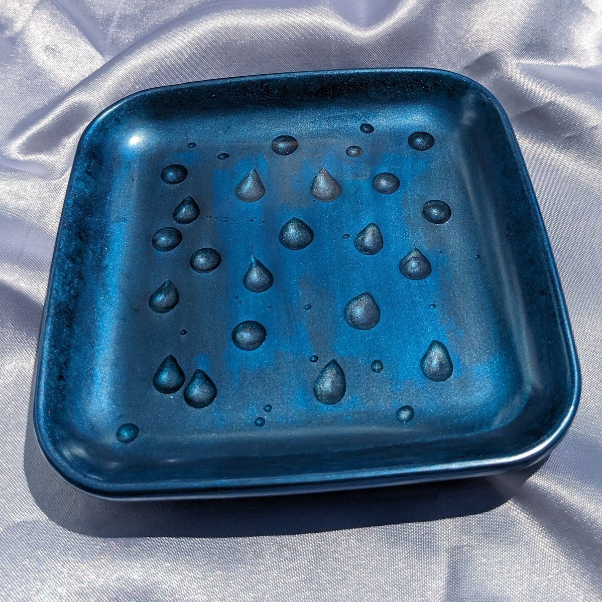 etsy.com/listing/152072…

#resincatchall #handmadedish #trinkettray #illusionart #EtsyHandmade #blackOwnedBusiness