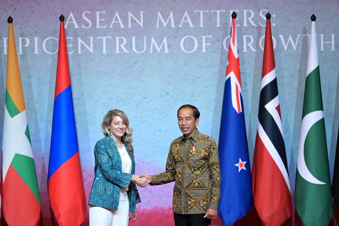 La ministre Joly a remercié le président de l’Indonésie, <a href="/jokowi/">Joko Widodo</a> d’avoir accueilli les délégués cette semaine et pour son leadership en tant que président de l'ANASE.