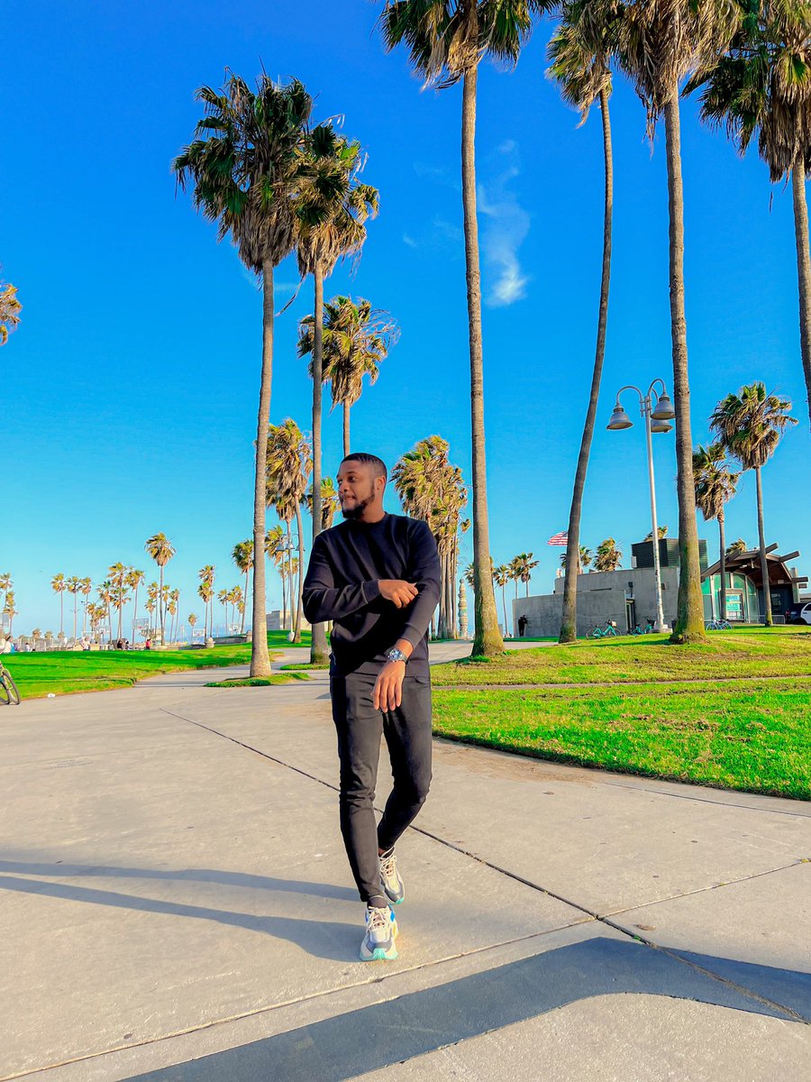 It’s Friday after work. 
Time to go outside 🥃 
In my mind I’m really here. #VeniceBeachBoardwalk