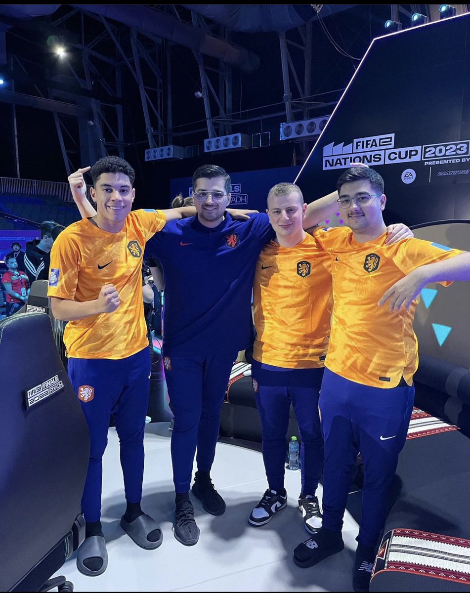 Heartbraking now 💔. But so Proud of these boys how They represent Holland 🇳🇱. In my opinion They deserved the win. Amazing players and coach ❤️❤️❤️❤️ @Renzo_FIFA <a href="/LevideWeerd/">Levi de Weerd</a> <a href="/ManuelBachoore/">Manuel Bachoore</a> <a href="/EmreYilmazz80/">Emre Yilmaz</a>