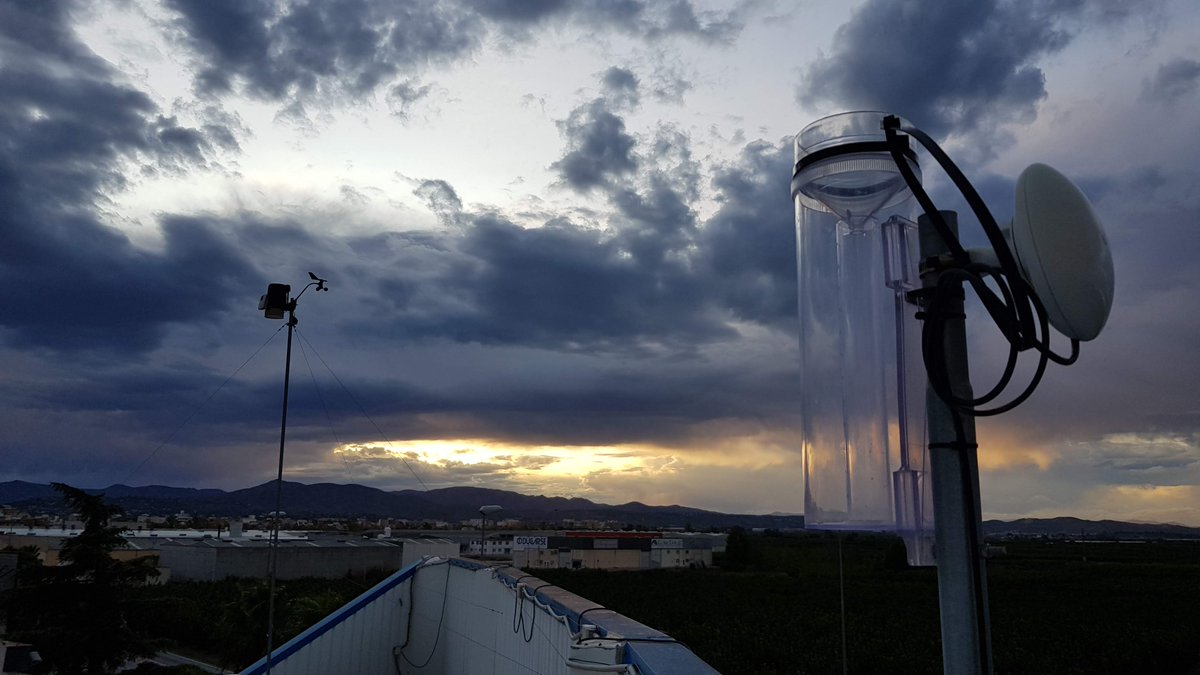meteocarlet's tweet photo. Tiempo en #Carlet a las  23:59 Temperatura actual: 26.2oC Máxima hoy: 32.4oC a las 16:01 Minima hoy: 23.6oC a las 06:51 Humedad: 88 % Lluvia hoy:   0.0 mm Lluvia mes: 21.6 mm Lluvia año: 259.5 mm Más información en nuestra web https://t.co/reMmNCwvTs Foto MeteoCarlet https://t.co/QYrkDC02nk