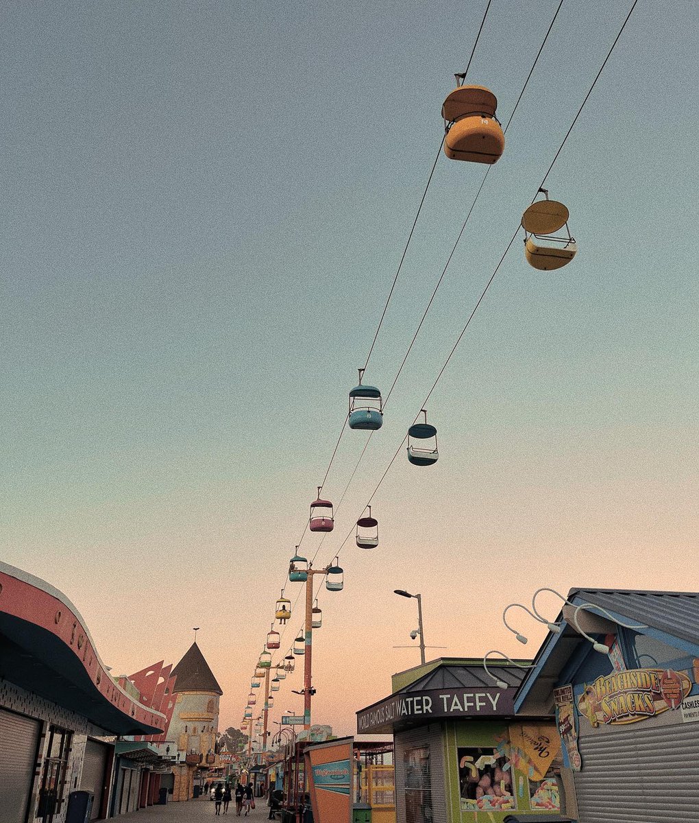 @VisitNapaValley @delcoronado @visitsandiego @VisitSacramento 🍦 Enjoying the @beachboardwalk in @visitsantacruz 

📷 dinocaptures on IG