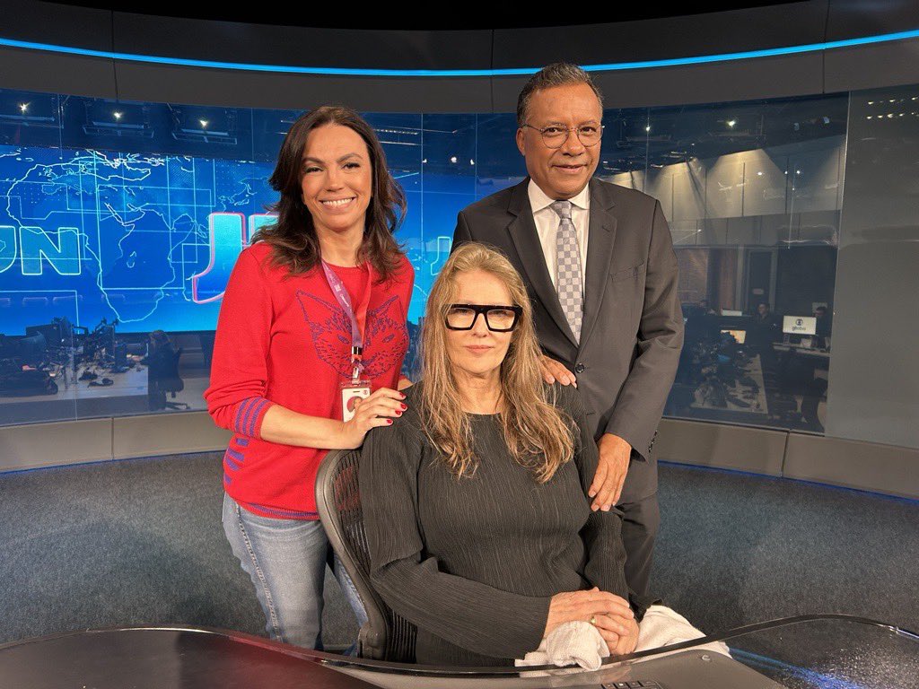 🚨TV: A correspondente Ilze Scamparini, da Globo, deixou os telhados de Roma e visitou o estúdio do Jornal Nacional hoje.