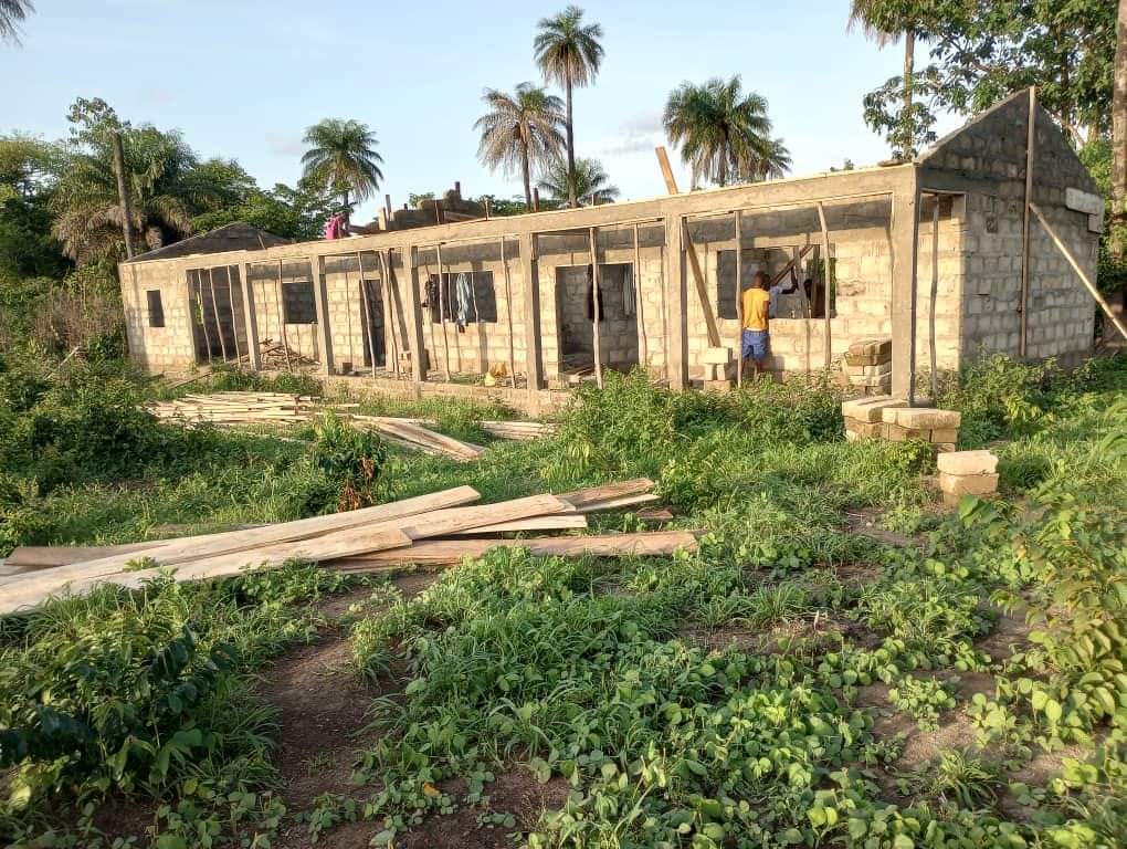 ninewords9's tweet photo. Mama 𝗩𝗶𝗰𝗸𝘆 𝗙𝗼𝗿𝗻𝗮𝗵 𝗛𝗮𝘀𝘀𝗮𝗻 making sure that education should be number one priority for the future leaders in her home town 𝗟𝗢𝗡𝗚𝗢𝗛𝗨𝗡 ❤️🙏🏾
#SaloneTweeter https://t.co/jZZ0MuPhDS