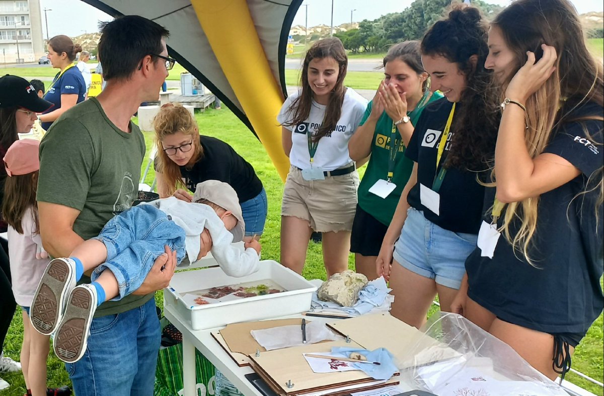 ORCHESTRA_proj's tweet photo. @ORCHESTRA_proj at #EMDinMyCountry 🇪🇺

@Lemos_lab researchers got their hands on #seaweeds 🌊 &amp; practical #biotech activities 🧪⚗️ with dozen kids at #Peniche park

Suport of @SEBiology @MuniPeniche @EU_MARE

@MARE_centre @ESTM_IPL @run_euniversity @FEEICOMPETE2030 @fct_pt https://t.co/E9FxIWIKkm