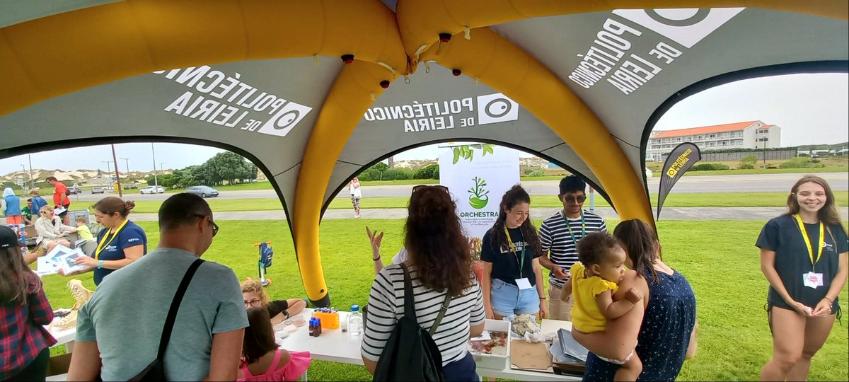 @ORCHESTRA_proj at #EMDinMyCountry 🇪🇺

@Lemos_lab researchers got their hands on #seaweeds 🌊 & practical #biotech activities 🧪⚗️ with dozen kids at #Peniche park

Suport of @SEBiology @MuniPeniche @EU_MARE

@MARE_centre @ESTM_IPL @run_euniversity @FEEICOMPETE2030 @fct_pt