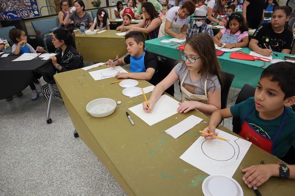 ¿Sabía que las Bibliotecas Públicas de Hialeah tienen un taller de pintura para niños? Visita la Biblioteca John F. Kennedy este sábado 15 de julio a las 11:30 am y únete al taller de pintura de verano. Para más información o registrarte llama al 305-821-2700.
#summerprograms2023