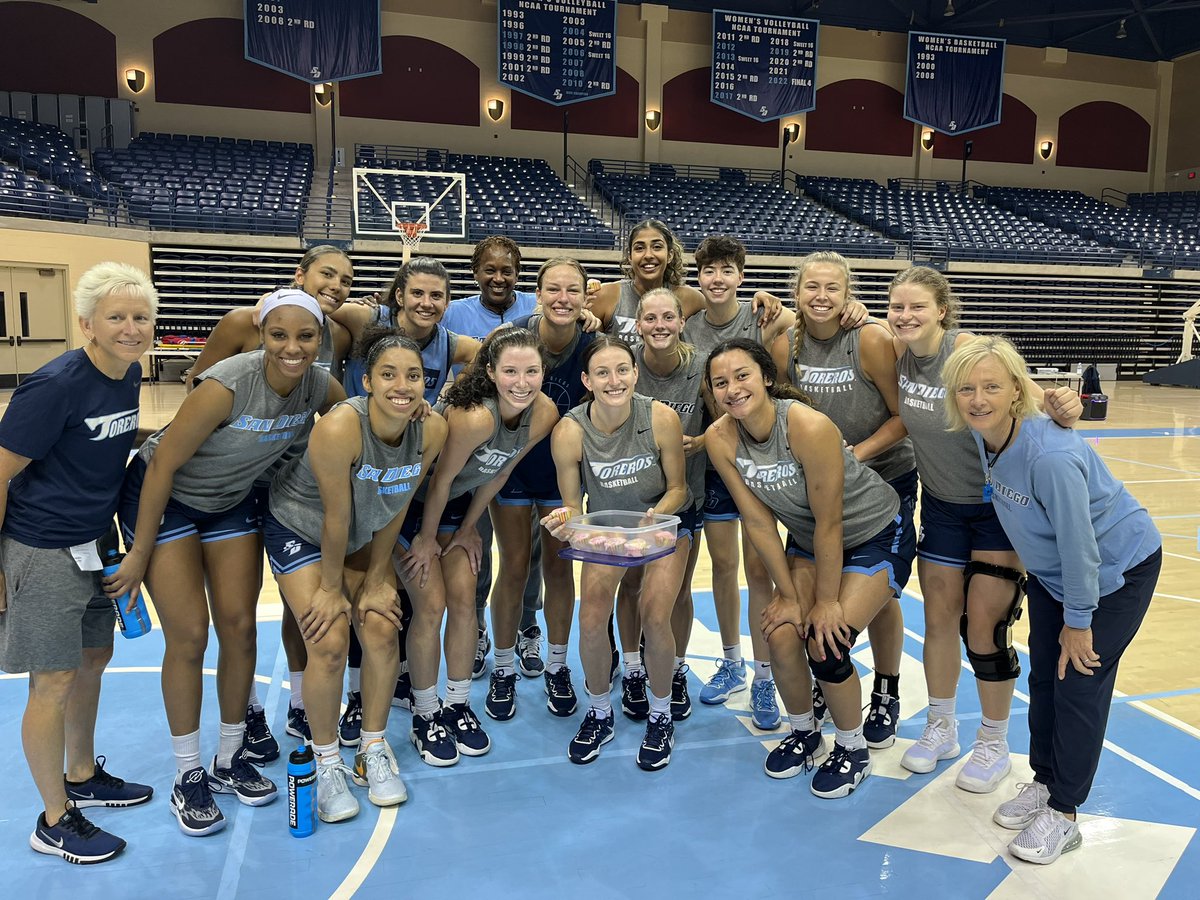Great to have the team together to celebrate the birthday of one our newest Toreros - Mila Wawszkowicz! Happy birthday Mila! 🥳🎉

#GoToreros