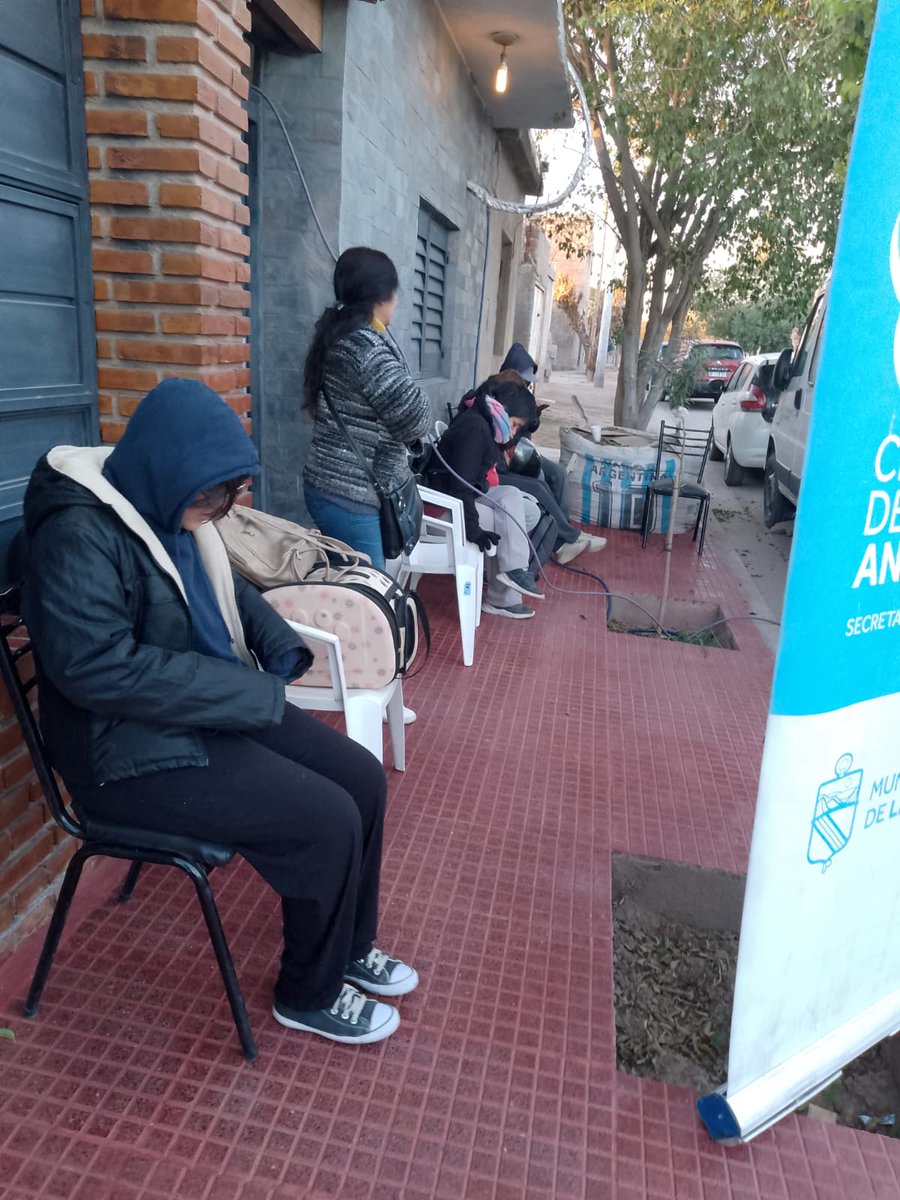 MLaura_Aguero's tweet photo. Ni el FRIO nos Para!!!! ❄️
Mañanita de Castracion Gratuita junto a los cuidadores responsables 🐈🐕❤️
Gracias por cuidarlos!!!
#CastracionEnBarrios
#MunicipalidadLaRioja
#InesIntendenta 🌸 https://t.co/NvOEZnTkBY