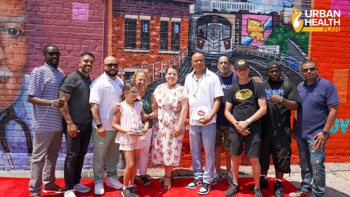 Urbanhealthplan's tweet photo. We were proud to join @OfficialYMPJ, @CMSalamancaJr, @NYSenSepulveda, @kennyburgosny, @tatscru , Theodore Livingston, and @rhynnasantos at today's ceremony dedicating the amazing mural on the corner of Westchester Ave and Southern Blvd to our community. https://t.co/Ji9TI2gH15