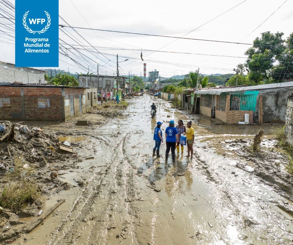 WFP_es's tweet photo. El fenómeno de #ElNiño está de vuelta este año, y amenaza con traer consigo un clima extremo que afectará a las comunidades más vulnerables.

Trabajamos con los gobiernos locales para prepararnos y responder eficazmente a las emergencias climáticas⛈️🌱🌊.

#WFP https://t.co/leBFA5QbjZ