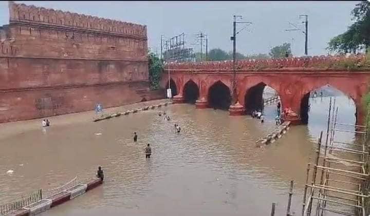 दिल्ली में बाढ़ नहीं आई है बल्कि यमुना नदी अपने पुराने अंदाज में आ गई! दोनों चित्रों को देखने के बाद प्रतीत होता है कि पानी अपनी सही जगह पर ही है!