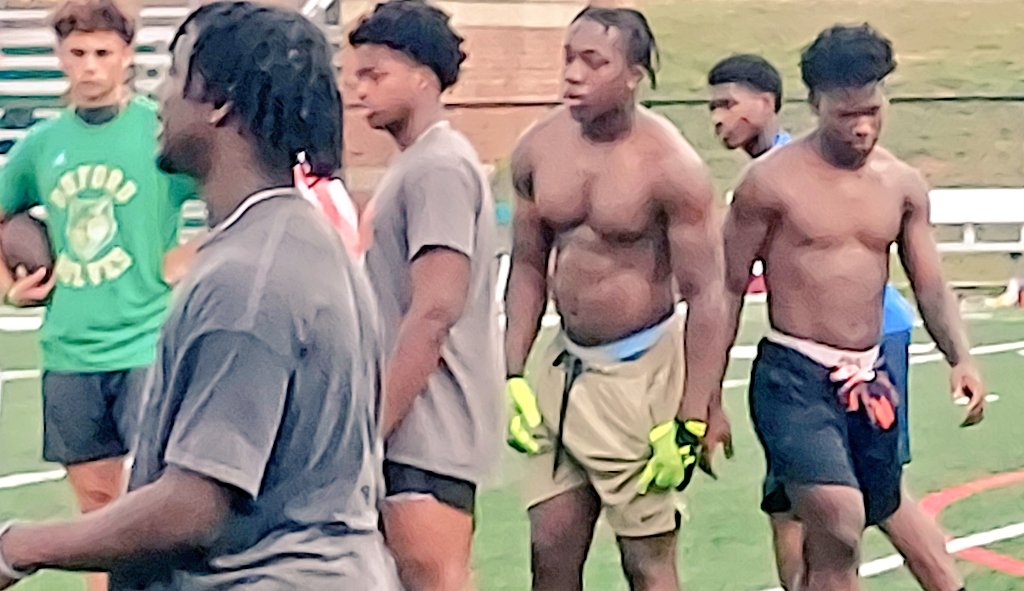 JoshEchols4's tweet photo. AM work! Time Well Spent. Anytime I'm on the field with my brothers, I'm in my Happy Place! #WeCompeteAtBuford #LearningSoMuch #ForTheB #BufordNuffSaid #TrustingTheProcess #27sOnDeck @CoachApp35 @Coach_Gill56 @DwayneDuBose4 @Coach_Davis22 @BufordGAPrspcts https://t.co/DaVf4zs1rs
